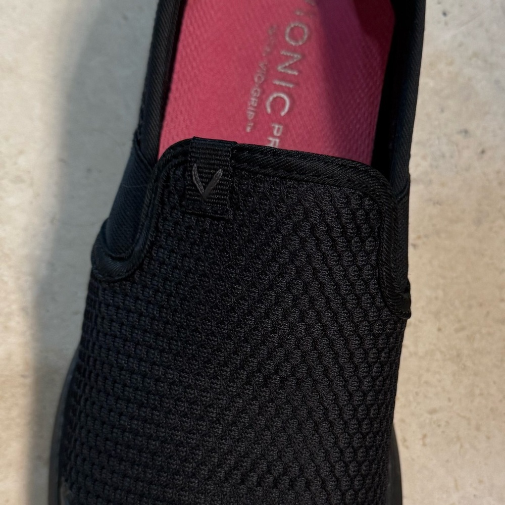 Vionic Pro Women’s Black Slip-On Shoes size 7 comfy and sharp looking in black